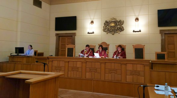 Pirmo reizi Augstākajā tiesā tiek skatīta lieta par aizliegumu izceļot no Latvijas