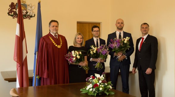 Augstākās tiesas priekšsēdētājs pieņem triju notāru zvērestu