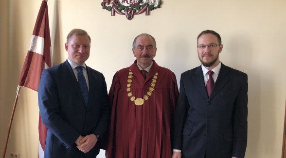 Augstākās tiesas priekšsēdētājs pieņem advokāta zvērestu