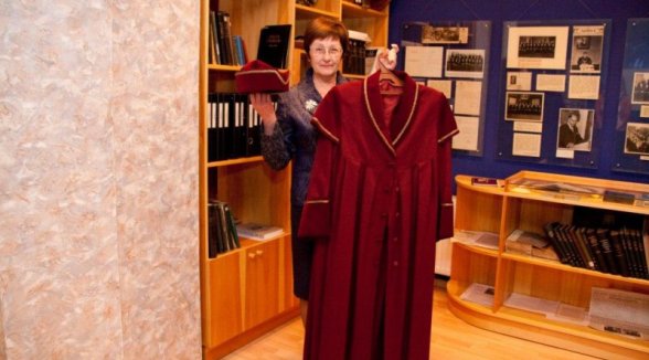 Tiesnese Skultāne dāvina muzejam savu Satversmes tiesas tiesneša tērpu