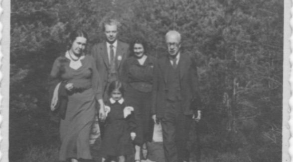 Baltā galdauta svētkos Garkalnē skatās filmu 