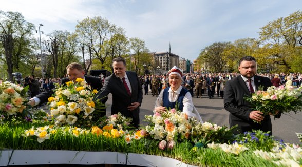Godina Latvijas neatkarību un analizē Baltijas valstu nepārtrauktības precedentu