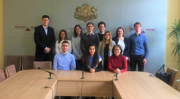 Augstāko tiesu apmeklē jaunie juristi no Vācijas