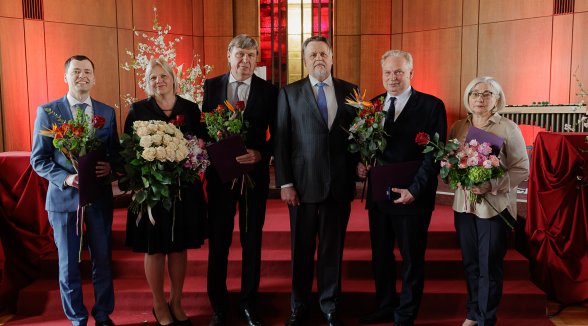 Augstākās tiesas senatori un darbinieki saņem Tieslietu sistēmas Goda zīmes