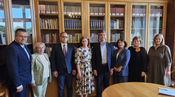 Discussion with University of Amsterdam lecturer Constantinescu about possibilities of artificial intelligence