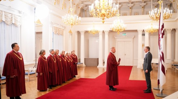 Senator Jānis Rozenbergs takes the oath of office before the President of Latvia