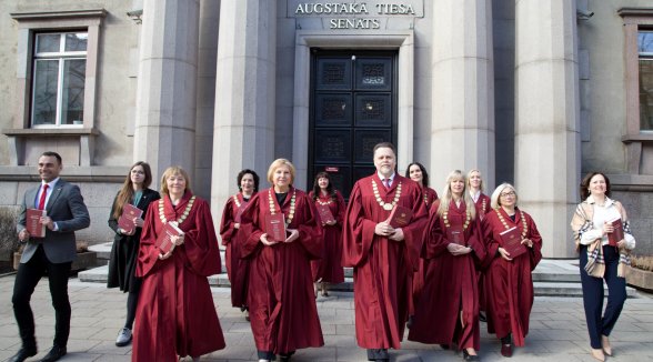 Augstākās tiesas Satversmes vēstneši tikušies ar skolēniem 18 skolās visā Latvijā