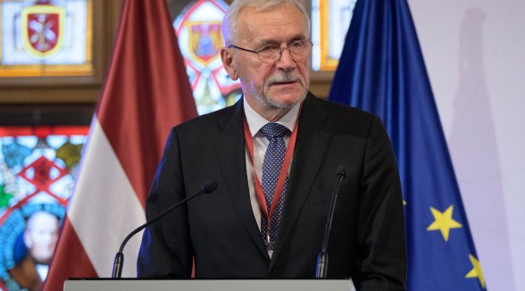 Augstākās tiesas bijušajam priekšsēdētājam Andrim Guļānam piešķirts Ministru kabineta Atzinības raksts