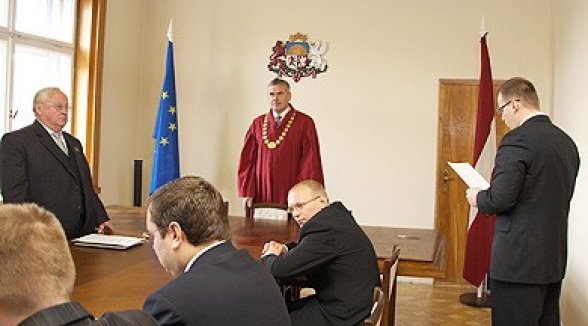 Augstākās tiesas priekšsēdētājs pieņem advokātu un tiesu izpildītāja zvērestu