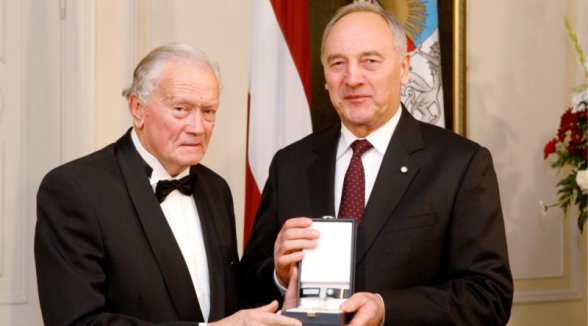 Pirmajam Augstākās tiesas priekšsēdētājam Gvido Zemrībo piešķir Triju Zvaigžņu ordeni