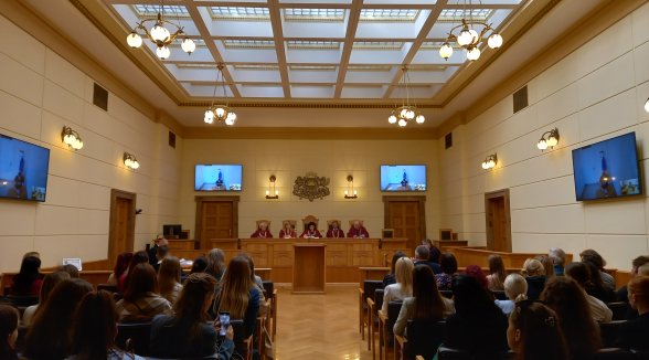 Gandrīz 100 studenti kā klausītāji piedalās Senāta tiesas sēdēs pieteikumos par jaunatklātiem apstākļiem