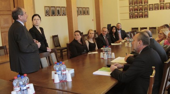 EXPERTS IN ISSUES RELATED TO HUMAN TRAFFICKING FROM THE UNITED STATES OF AMERICA VISIT THE SUPREME COURT