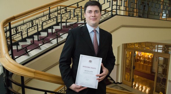 Rihards Gulbis saņem Tieslietu ministrijas Pateicības rakstu