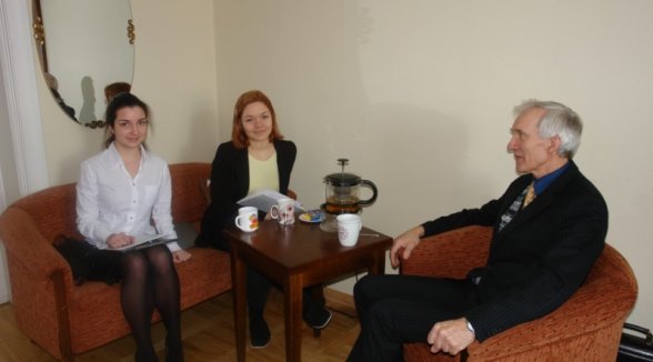 Ēnu dienā skolēni iepazīst Augstākās tiesas tiesnešu un tiesnešu palīgu darbu