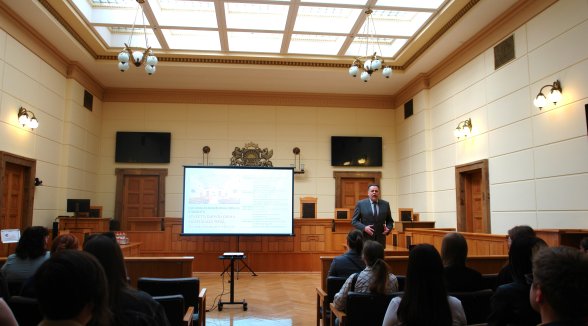 Future journalists and communication specialists learn about the Supreme Court work