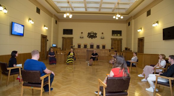 Senatores palīdz jaunajiem tiesnešiem attīstīt amata prasmes 