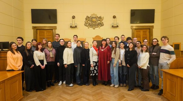 Senator Zane Pētersone meets with mediation course students