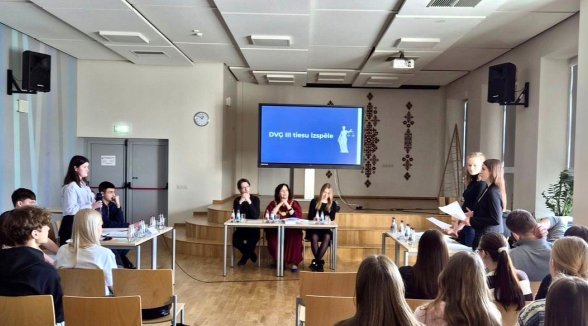 Daugavpils skolēni izspēlē tiesas procesu senatores Kristīnes Zīles vadībā