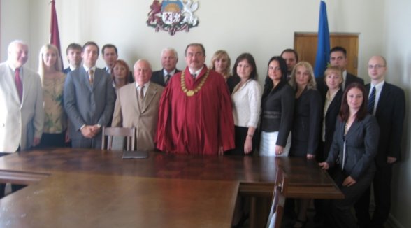 Augstākās tiesas priekšsēdētājs pieņem septiņpadsmit advokātu zvērestu