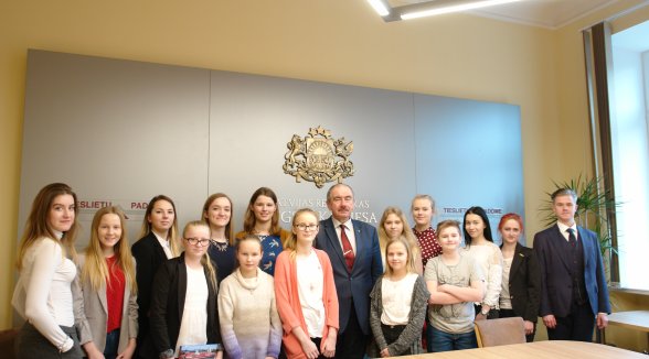 Ēnu dienā skolēni ar tiesas procesa izspēli iepazīst tiesneša darbu