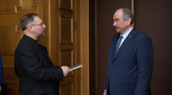 Augstākā tiesa saņem dāvinājumu - senatora Augusta Rumpētera juridiskās literatūras bibliotēku