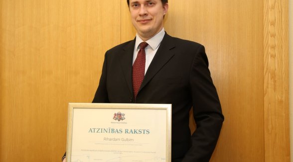 Par ieguldījumu mājokļu nozares attīstībā Rihards Gulbis saņem Ekonomikas ministrijas Atzinības rakstu