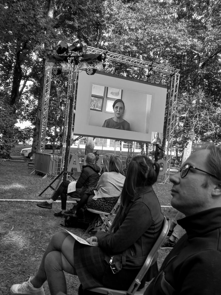 ...un daļēji attālināti – Jūlija Stepaņenko ar  <BR>klausītājiem runāja, pieslēdzoties tiešsaistē