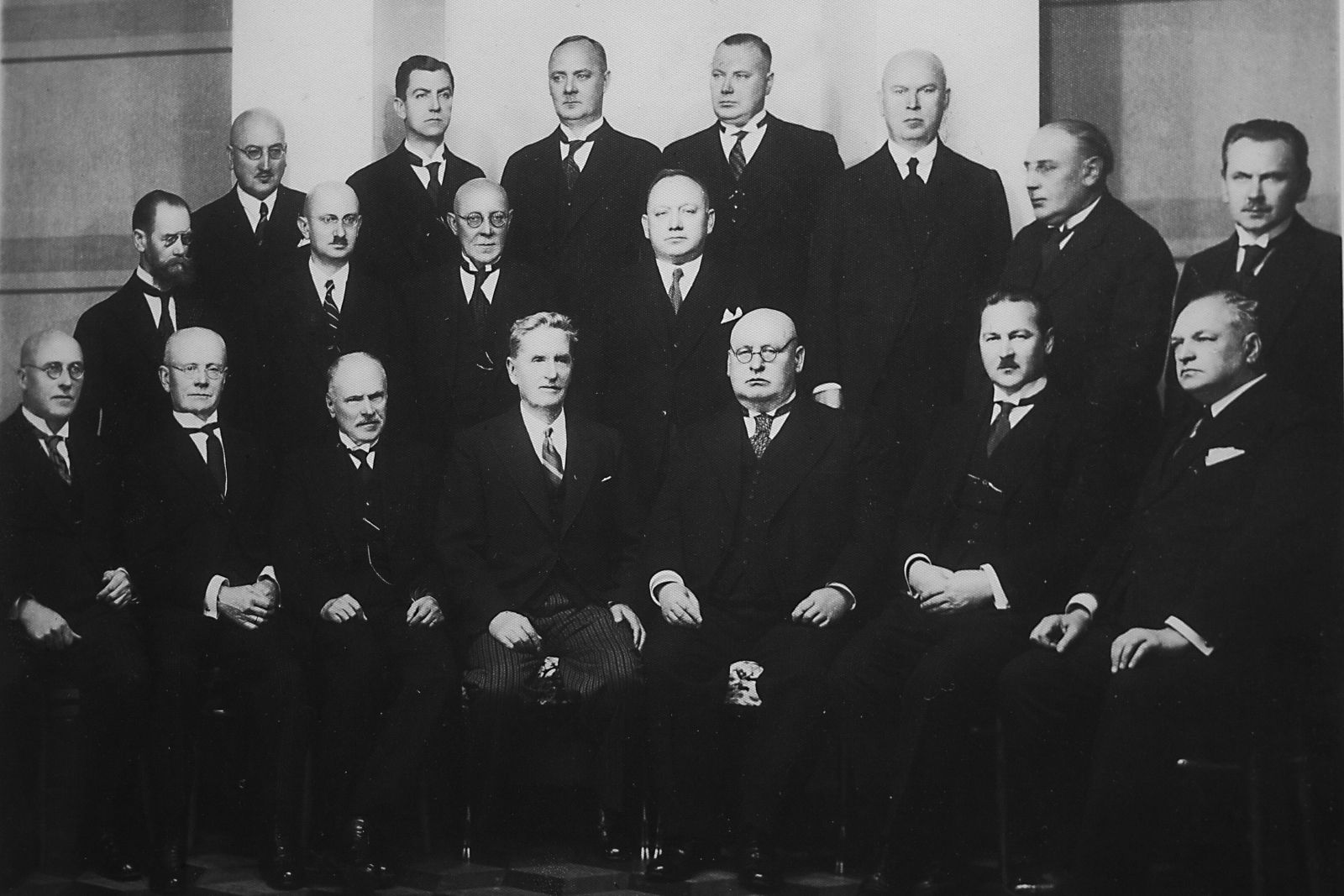 Senatori un prokurori,  1934.gads.  Pirmajā rindā centrā blakus sēž abi Senāta Apvienotās sapulces priekšsēdētāji – pensijā aizejošais Kristaps Valters un nākamais priekšsēdētājs Aleksandrs Gubens. Pēc Kārļa Ulmaņa 1934.gada 15.maija apvērsuma Senāts saņēmis autoritatīvu mājienu nosūtīt Ministru prezidentam apsveikumu, tanī izceļot apvērsuma tiesisko jēgu. Kristaps Valters norādījis, ka apsveikumu var sūtīt, bet atzīt apvērsuma likumību nav iespējams. Pēc tā Valters zaudēja tiesneša amatu – viņam lika aiziet pensijā. Tiesas neatkarības vārdā Valters arī iepriekš konsekventi norobežojās no politiskās darbības un atteicās no Pētera Juraševska ministru kabinetā piedāvātā tieslietu ministra portfeļa un no aicinājuma kandidēt Valsts prezidenta amatam pēdējās vēlēšanās 1933.gadā.