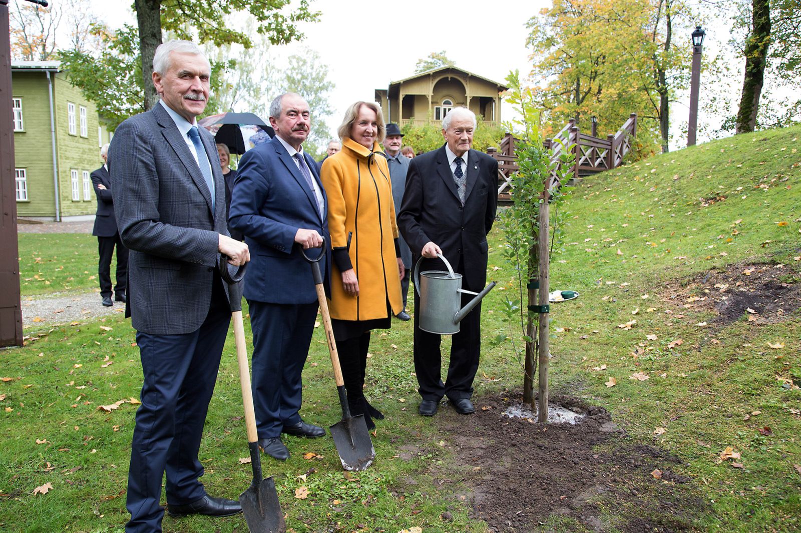 Kuldīgas pilsētas dārzā kuplos ozols,  ko kopā ar Kuldīgas novada priekšsēdētāju Ingu Bērziņu iestādīja visi trīs atjaunotās Latvijas Republikas Augstākās tiesas priekšsēdētāji – (no kreisās) Andris Guļāns, Ivars Bičkovičs un Gvido Zemrībo