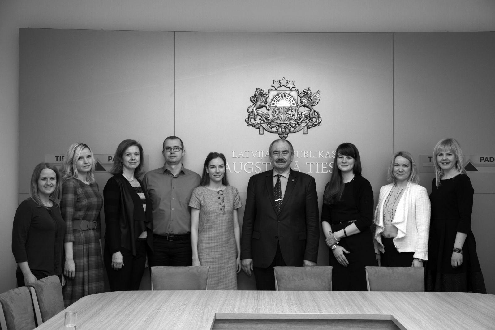 Augstākās tiesas priekšsēdētājs ar jaunajiem un topošajiem tiesnešiem: (no kreisās) Agnese Maļinovska,  Silvija Saleniece, Jolanta Uminska, Dainis Locs, Anastasija Pasjuga, Ivars Bičkovičs, Linda Dīzenberga,  Gerda Rozīte-Pupkeviča, Elīna Slišāne 