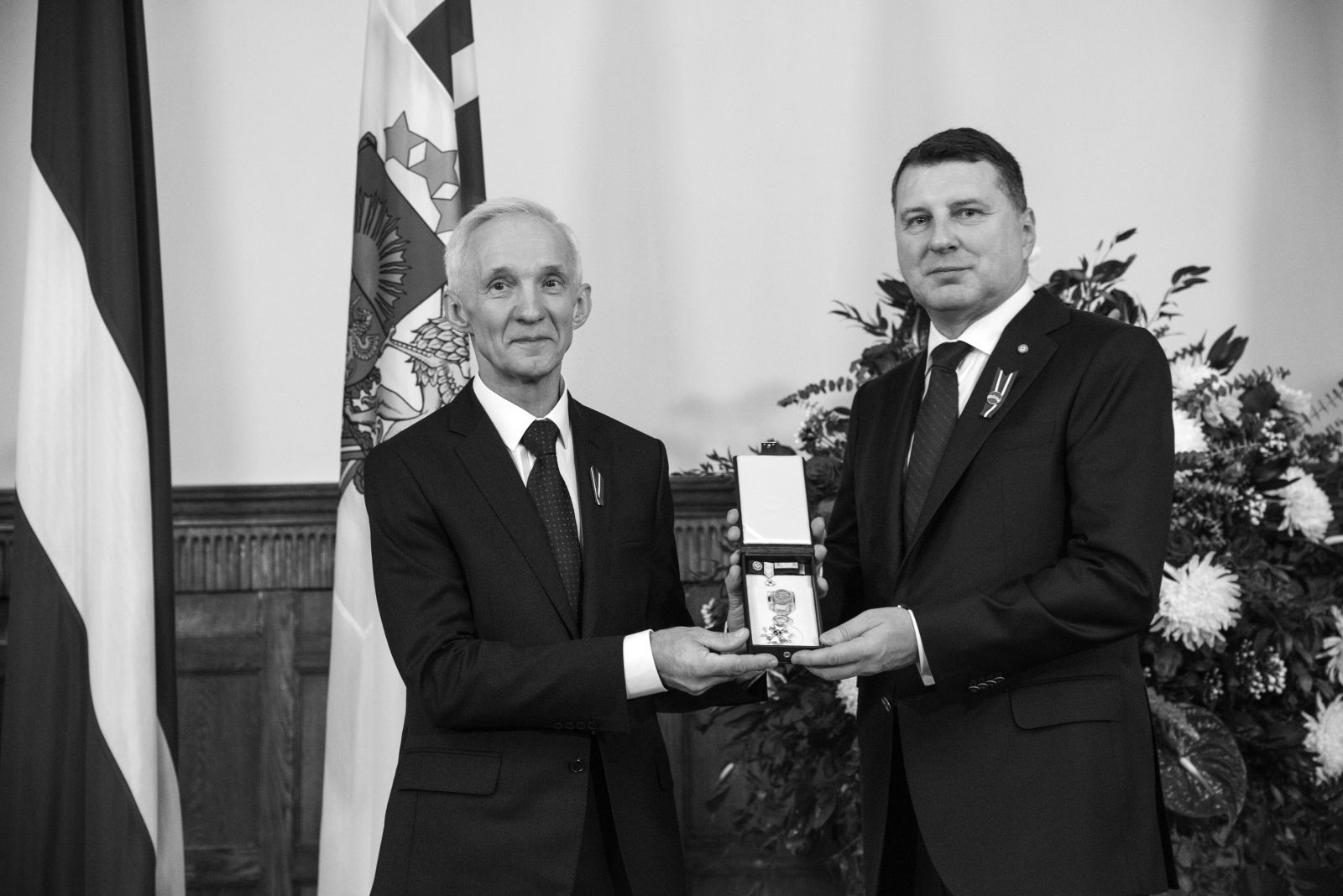 Valsts prezidents Raimonds Vējonis pasniedz apbalvojumu <BR>tiesnešiem Valerijanam Jonikānam