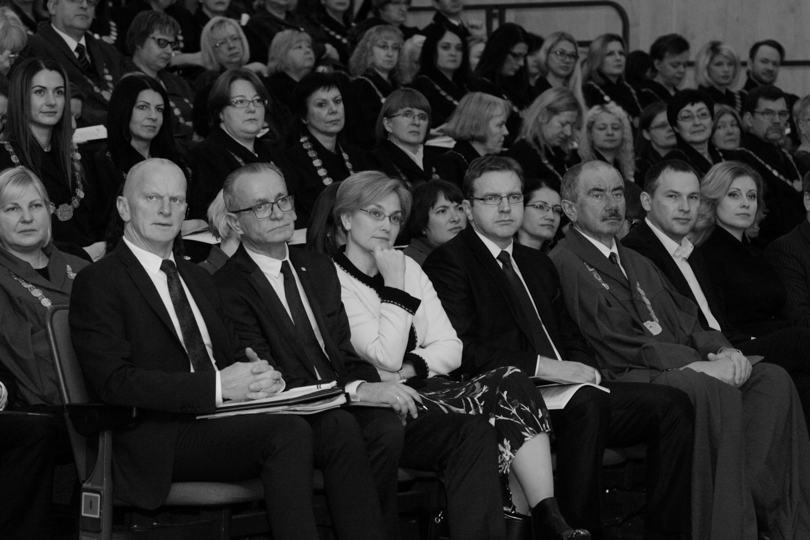 Konferences viesi: (pirmajā rindā no kreisās) Saeimas Juridiskās komisijas priekšsēdētājs Gaidis Bērziņš, tieslietu ministrs Dzintars Rasnačs, Satversmes tiesas priekšsēdētāja Ineta Ziemele, Satversmes tiesas tiesnesis Aldis Laviņš, Augstākās tiesas priekšsēdētājs Ivars Bičkovičs, Tiesu administrācijas direktors Edvīns Balševics, Tieslietu ministrijas valsts sekretāra vietniece tiesu jautājumos Irēna Kucina