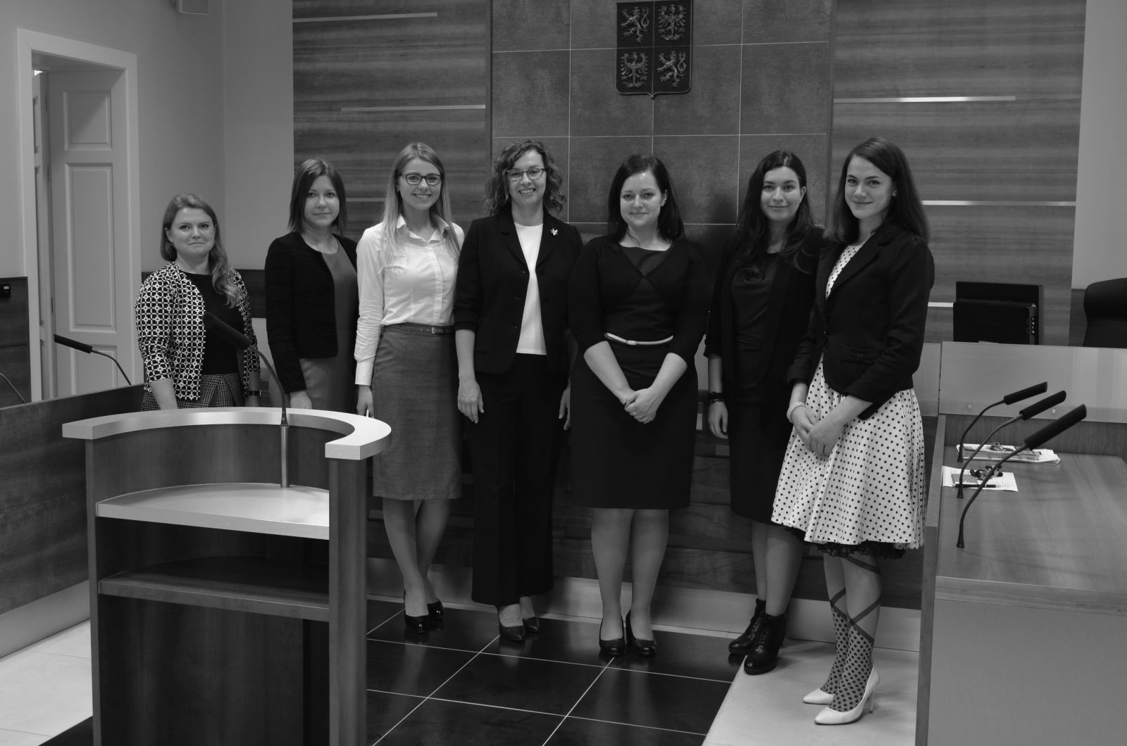 No kreisās: Kristīne Zemīte, Nora Magone, Dārta Eglīte, Madara Štorha un Silvija Kuškina ar kolēģēm no Čehijas Augstākās Administratīvās tiesas