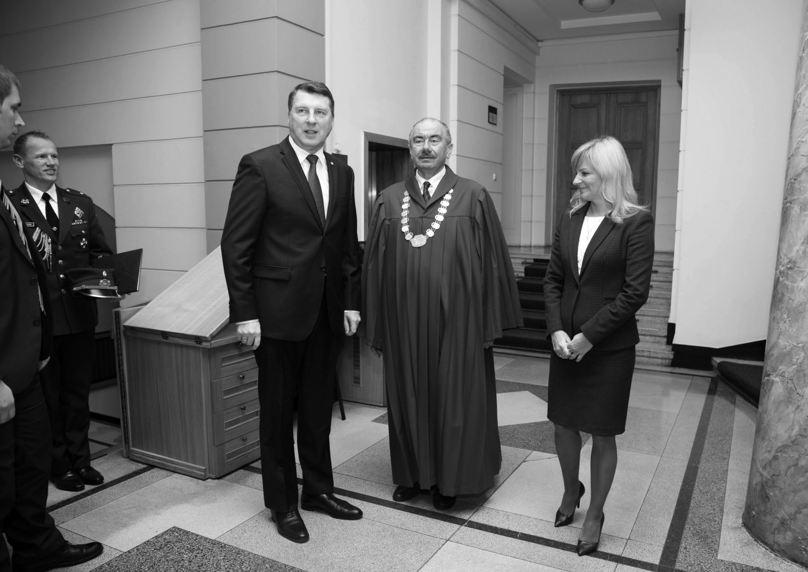 Valsts prezidentu Raimondu Vējoni sagaida Augstākās tiesas<BR>priekšsēdētājs Ivars Bičkovičs un Administrācijas vadītāja <BR>Sandra Lapiņa