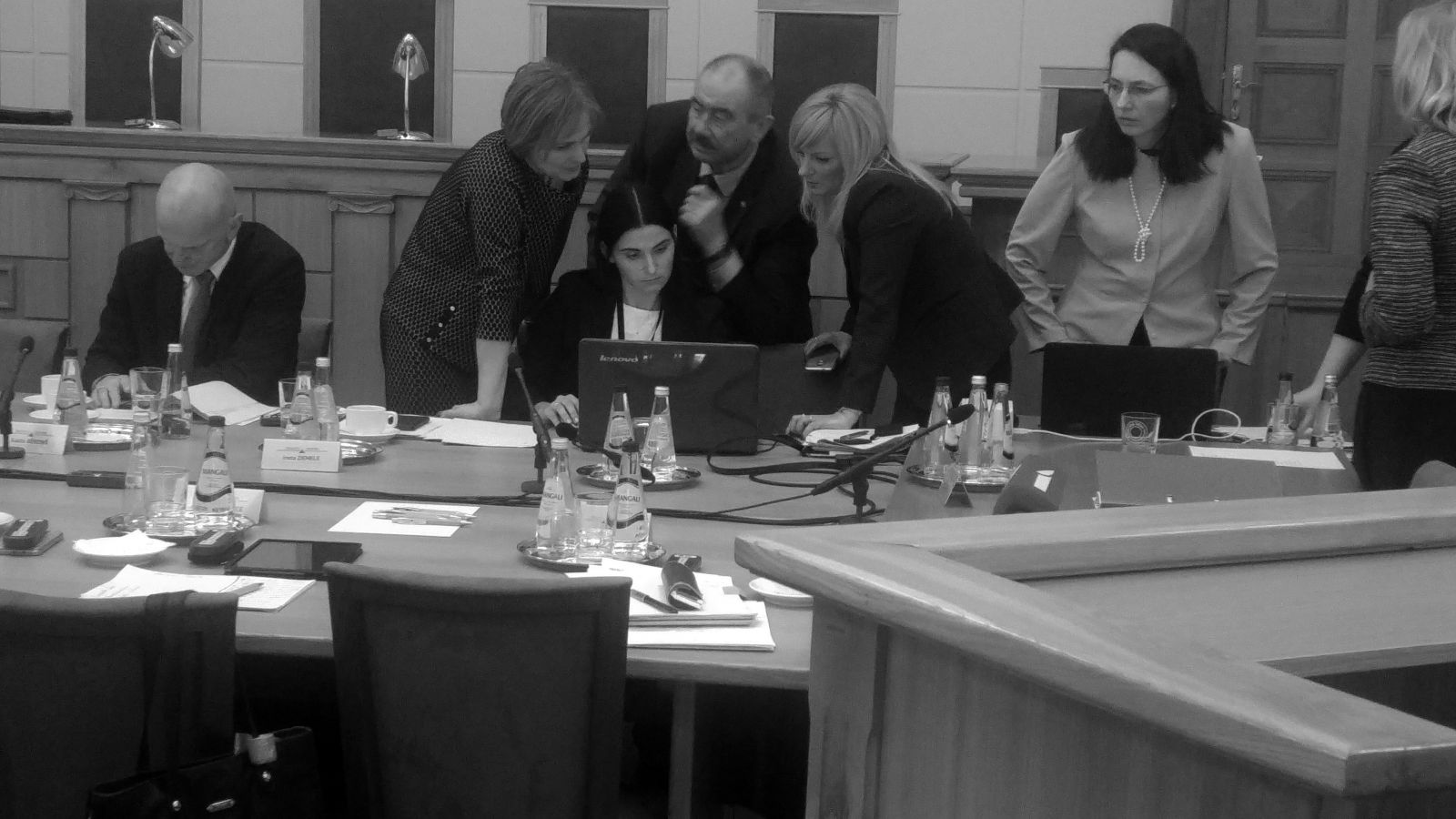 Satversmes tiesas priekšsēdētāja Ineta Ziemele, Augstākās tiesas priekšsēdētājs Ivars Bičkovičs un Administrācijas vadītāja Sandra Lapiņa sēdes pārtraukumā meklē labāko lēmuma projekta formulējumu