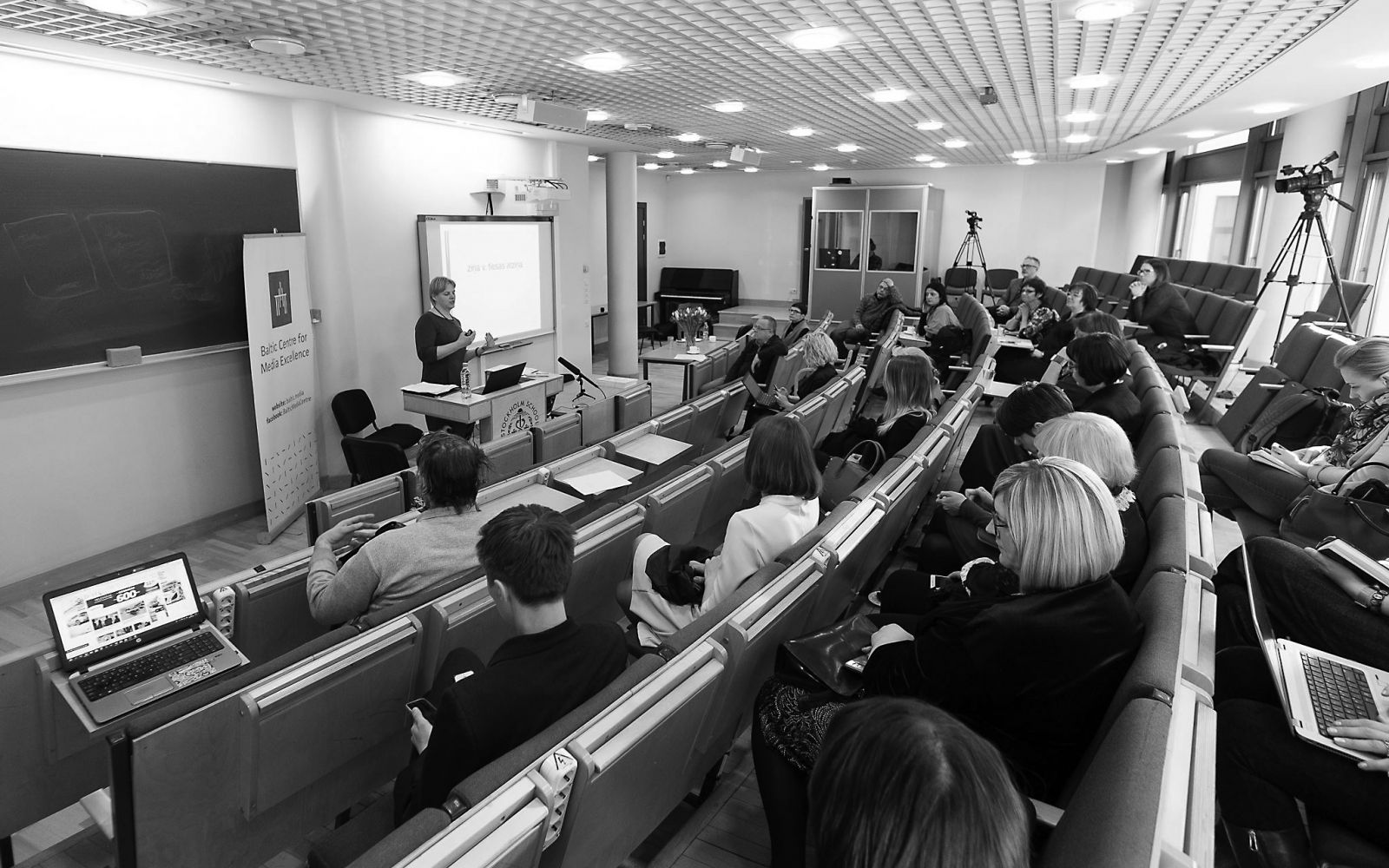 Anita Zikmane uzstājas Latvijas Žurnālistu asociācijas ikgadējā konferencē