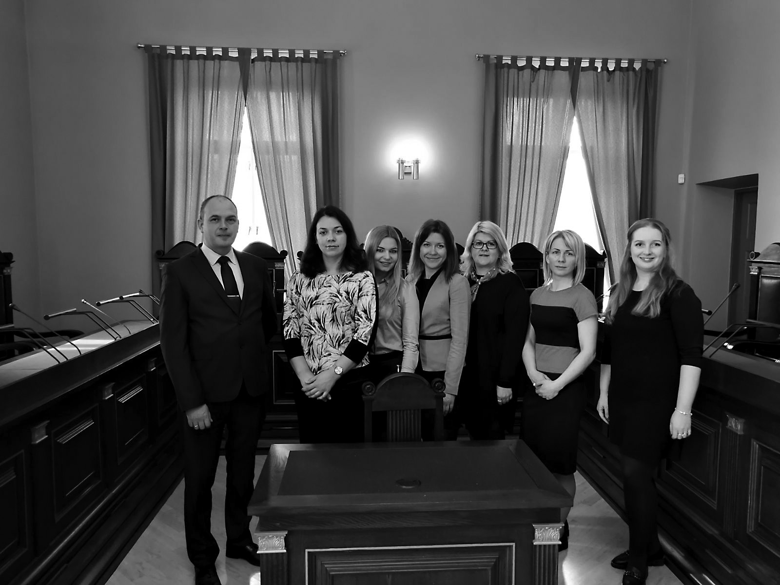Krimināllietu departamenta zinātniskie padomnieki un tiesnešu palīgi Igaunijas Augstākās tiesas zālē 