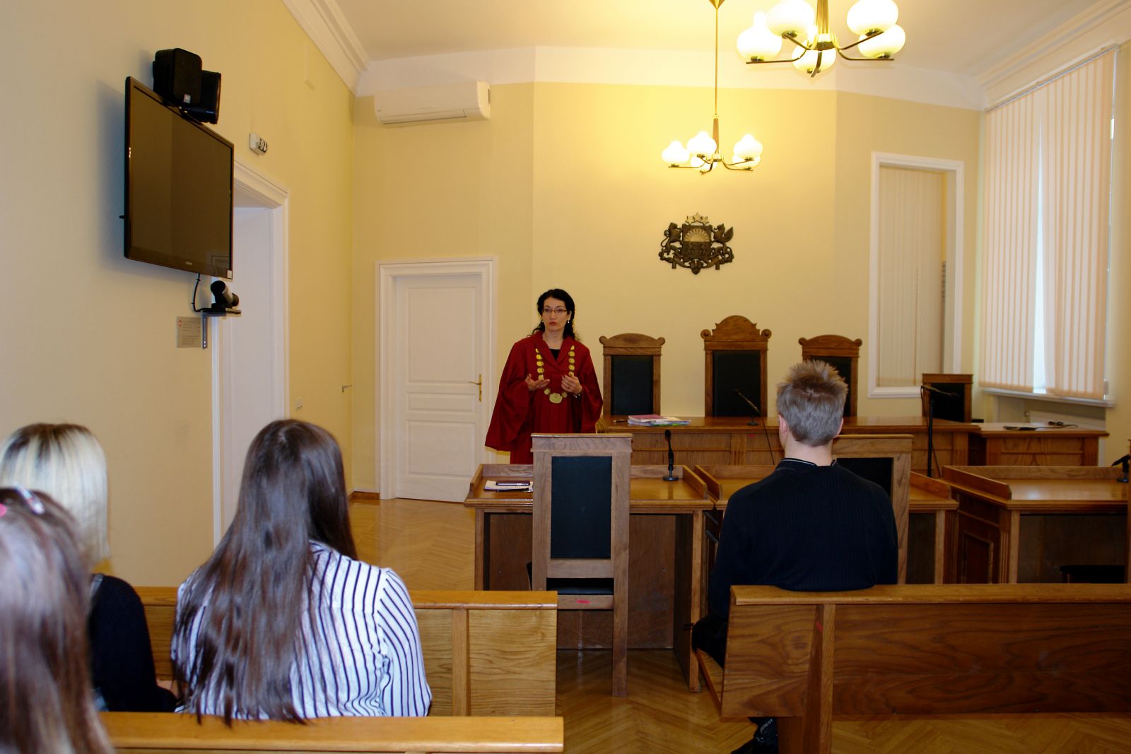 „Ēnām” bija iespēja piedalīties tiesas  sēdēs. <BR>Senatore  Dace Mita pēc tiesas sēdes atbild uz skolēnu jautājumiem