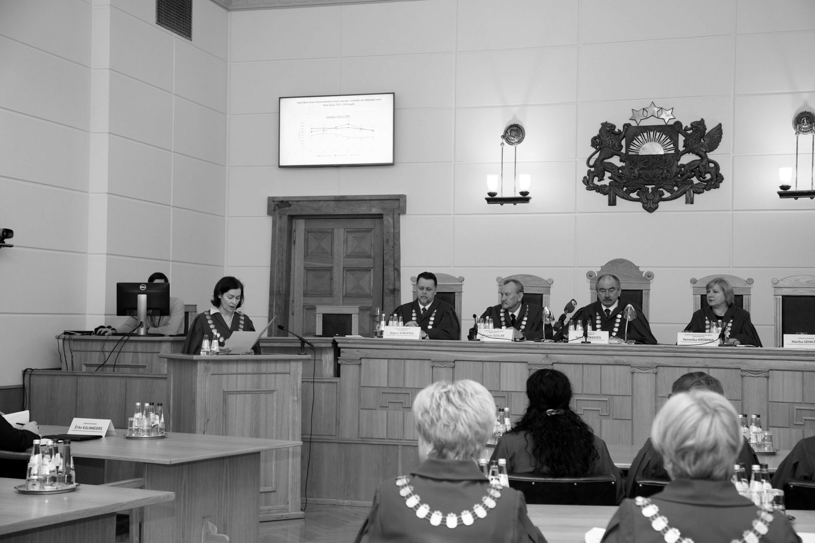 Augstākās tiesas plēnuma sekretāre Marika Senkāne nolasa Valsts prezidenta Raimonda Vējoņa apsveikumu Augstākās tiesas tiesnešu kopsapulcei