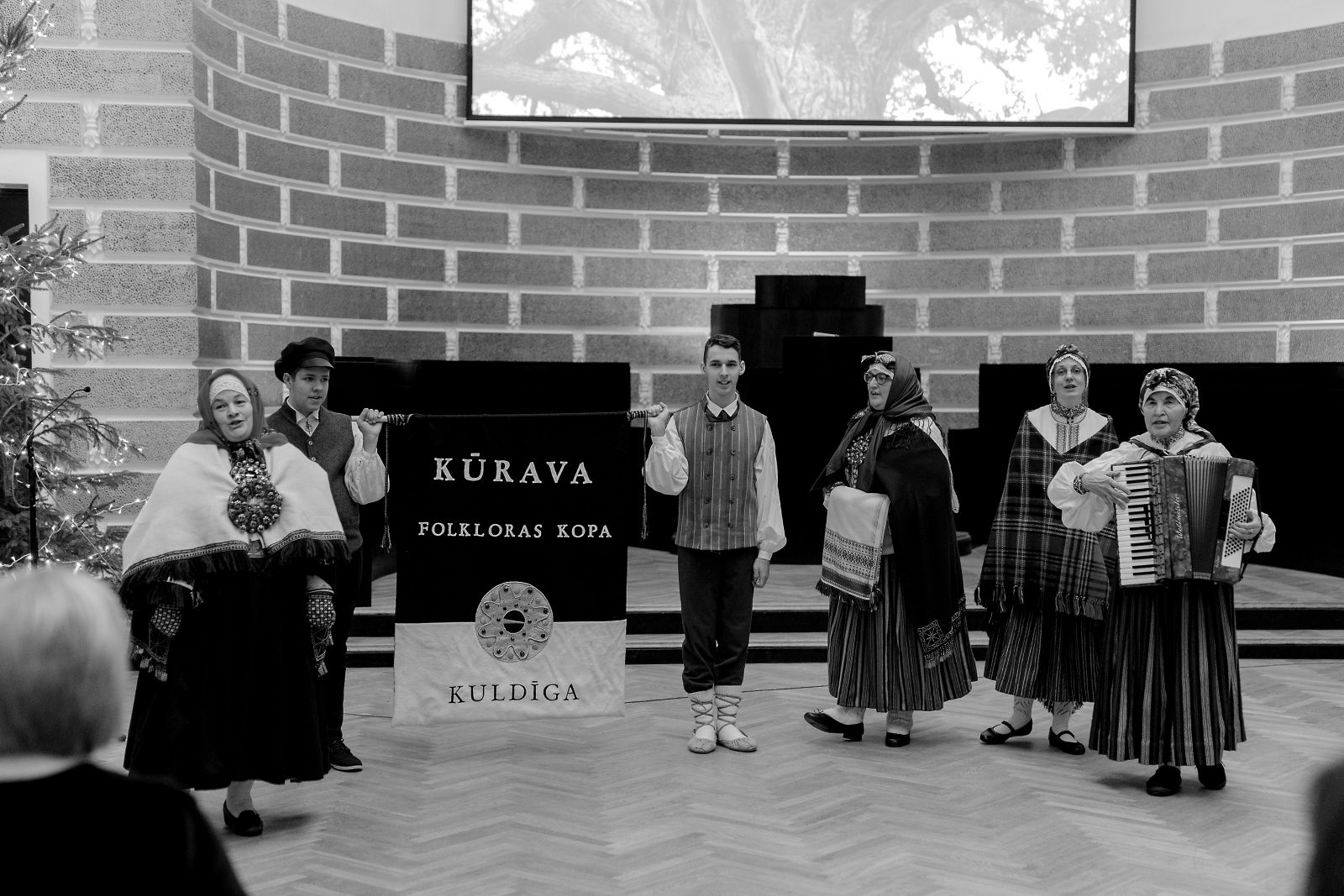 Sveicienus no Latvijas Senāta Apvienotās sapulces pirmā <BR>priekšsēdētāja Kristapa Valtera dzimtās Kuldīgas puses nesa <BR>folkloras kopa „Kūrava”, vadītāja Ina Celitāne