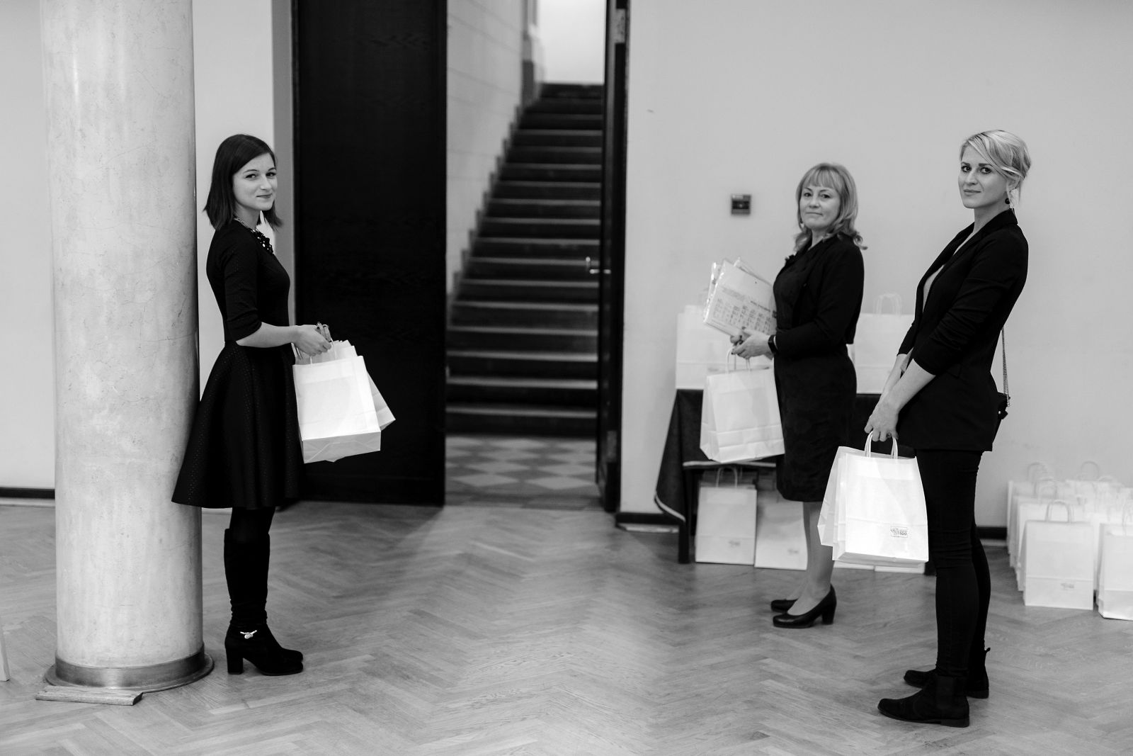 Katru pasākuma dalībnieku  sagaidīja tiesas darbinieces,  pasniedzot <BR>dāvanu – grāmatu  „Senatoru atziņas. 100 un vairāk”  