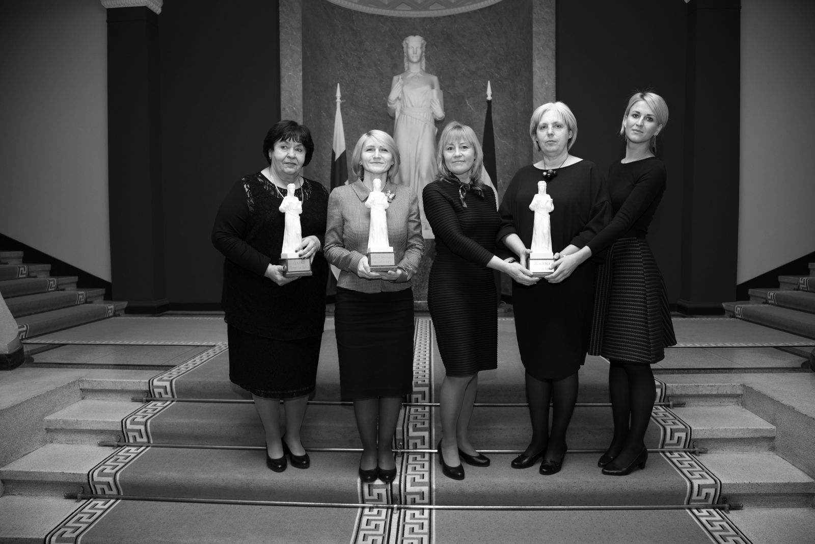 No kreisās: Edīte Vernuša ar Īpašo Temīdas balvu, Rudīte Vīduša ar Profesionālo Temīdas balvu un Komunikācijas nodaļa (Baiba Kataja, Rasma Zvejniece un Iveta Jaundzema) ar Radošo Temīdas balvu