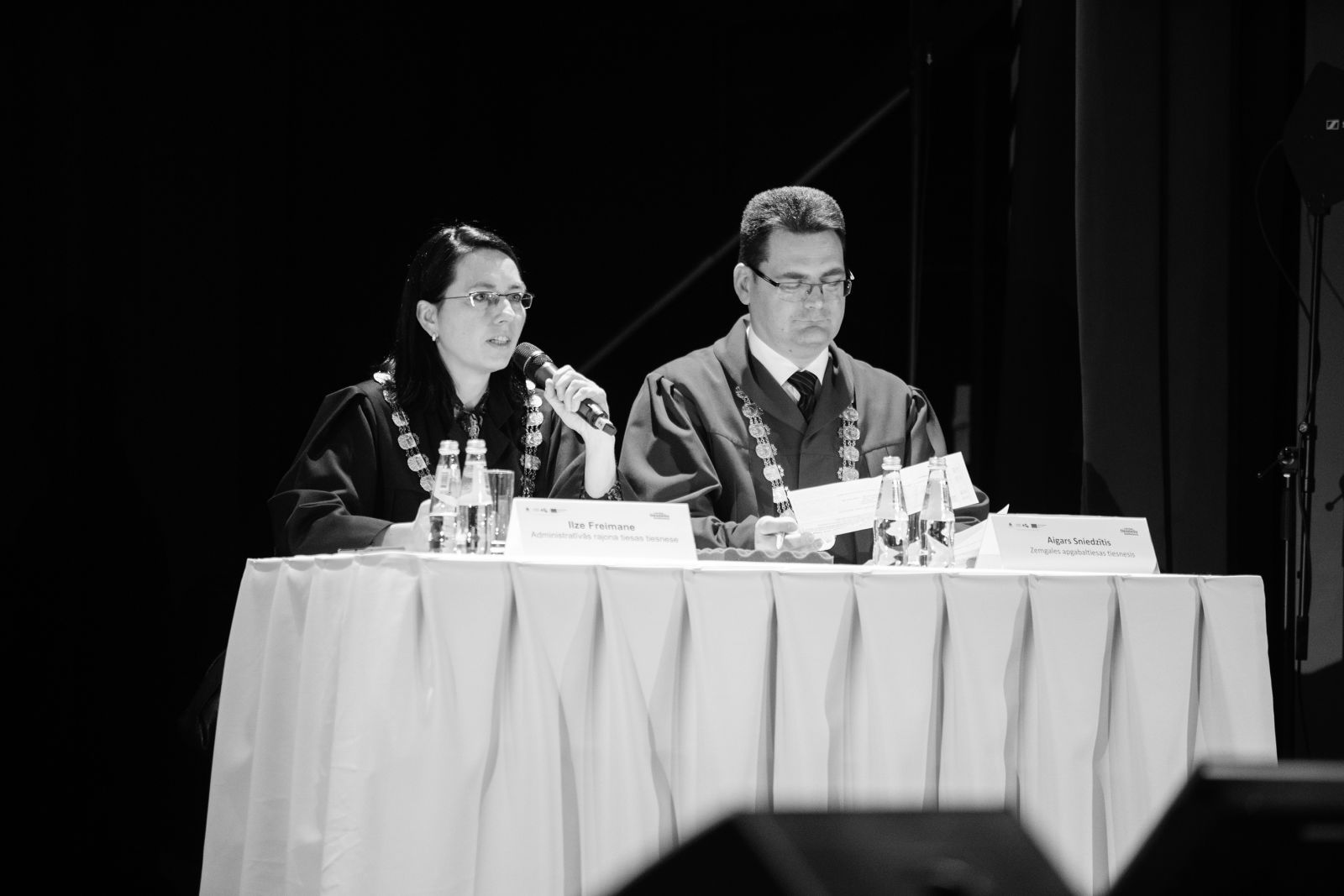 Konferences vadītāja Administratīvās rajona tiesas priekšsēdētāja <BR>Ilze Freimane un sekretārs Zemgales apgabaltiesas tiesnesis <BR>Aigars Sniedzītis