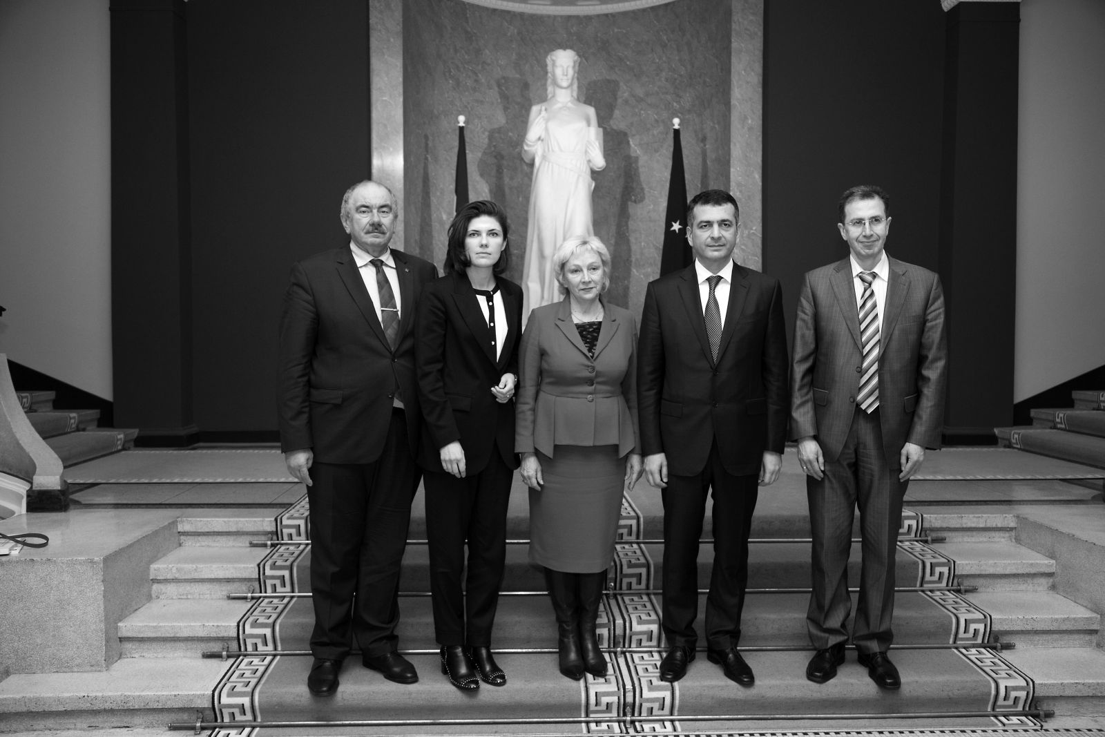 No kreisās: Augstākās tiesas priekšsēdētājs Ivars Bičkovičs, projekta „Justīcija attīstībai” vadītāja Anna Skrjabina, Augstākās tiesas senatore Aija Branta, CEPEJ prezidents Ramins Gurbanovs un CCJE sekretariāta vadītājs Artašs Melikjans