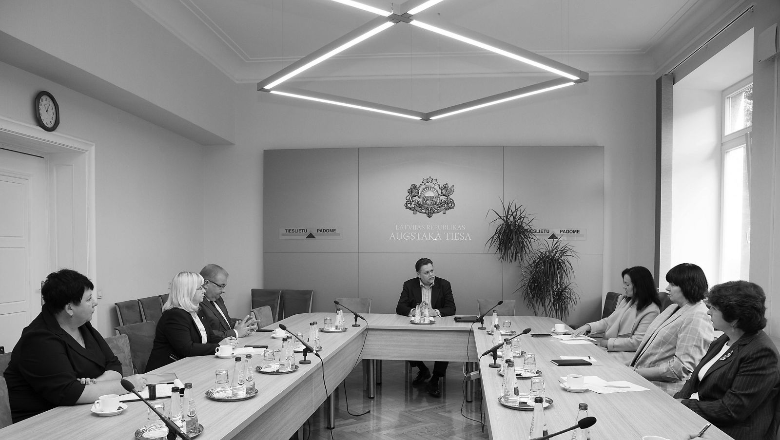 No kreisās: Latgales apgabaltiesas priekšsēdētāja Alla Šilova, Kurzemes apgabaltiesas priekšsēdētāja Silva Reinholde, Administratīvās apgabaltiesas priekšsēdētājs Māris Vīgants, Augstākās tiesas priekšsēdētājs Aigars Strupišs, Rīgas apgabaltiesas priekšsēdētāja Daiga Vilsone, Zemgales apgabaltiesas priekšsēdētāja Inguna Preisa un Vidzemes apgabaltiesas priekšsēdētāja Edīte Knēgere