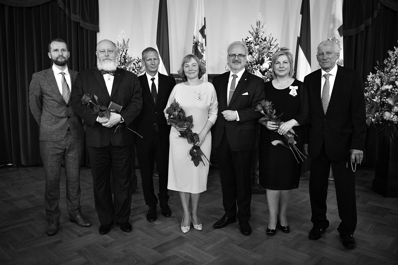 Triju Zvaigžņu ordeņa komandieres Jautrīte Briede un Veronika Krūmiņa un viņu dzīvesbiedri kopā ar  Valsts prezidentu Egilu Levitu. Apbalvoto tiesībnieku pulkā arī Publisko tiesību institūta direktors  Arvīds Dravnieks (otrais no kreisās)