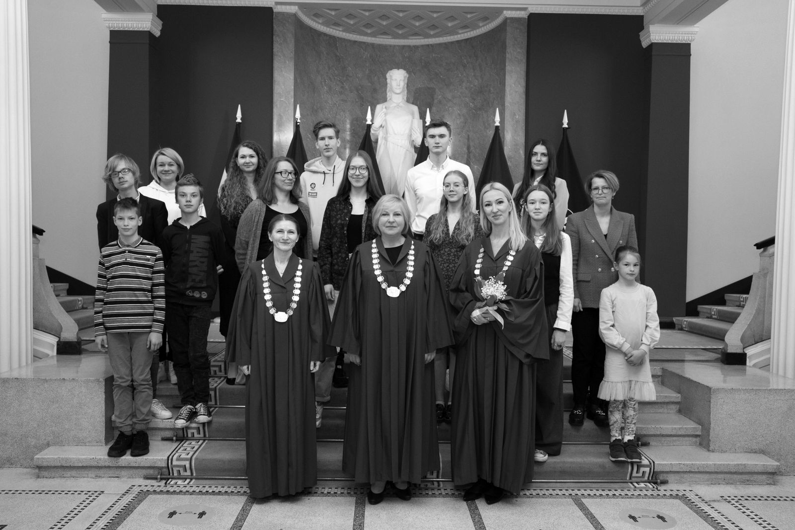 Senāta Administratīvo lietu departamenta senatores Rudīte Vīduša, Veronika Krūmiņa un Lauma Paegļkalna ar „gudriniekiem”, viņu vecākiem un skolotājiem ekskursijā pa Tiesu pili