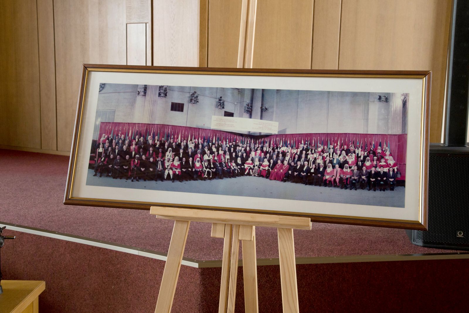 Fotogrāfija ar pasaules  tiesnešiem amata tērpos.  Fotogrāfija ir no kādas starptautiskas  tiesu konferences Kanādā pagājuša gadsimta 90.gados. Tiesneši no visas pasaules bija aicināti tērpties savos  amata tērpos. Kāda daudzveidība!  Latvijas pārstāvji – Augstākās tiesas priekšsēdētājs Andris Guļāns un  Latvijas Tiesnešu biedrības prezidents Andrejs Lepse karmīnsarkanajās mantijās – jau gājuši stāties kaut kur aizmugures  rindās, kad viņus uzrunājis kolēģis no Somijas, sacīdams: „Mēs esam mazas  valstis. Lai mūs pamanītu, mums  jābūt priekšā”. Un tā viņi tikuši pirmajā  rindā, gandrīz centrā. 