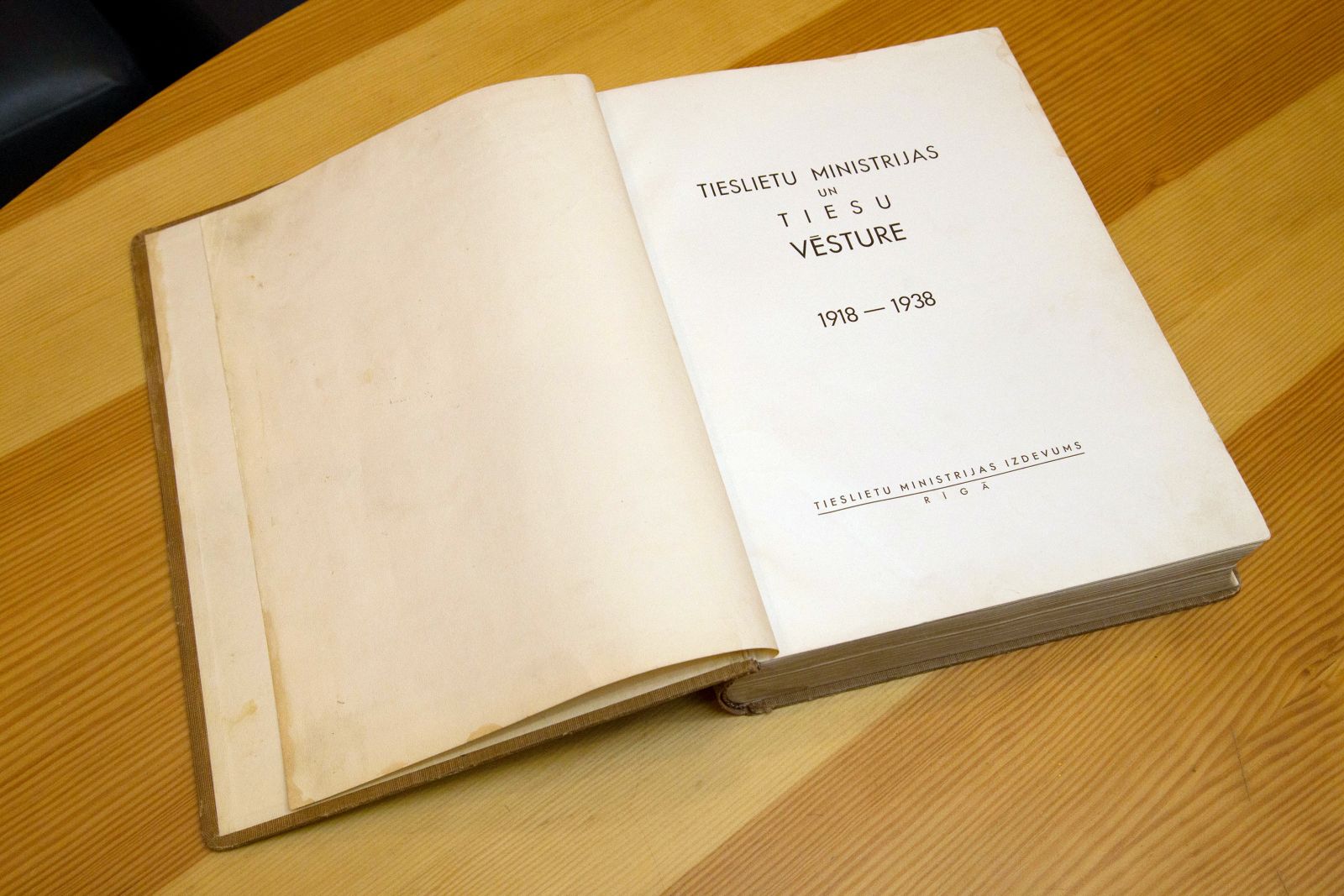 Tieslietu ministrijas un  tiesu vēsture 1918–1938.  Grāmata, kas izdota 1938.gadā un ir neatsverams Latvijas tiesu vēstures avots. To Andris Guļāns savulaik saņēmis dāvanā, un šī grāmata bija sava veida rokasgrāmata, atjaunojot tiesu sistēmu, kāda bija Latvijā līdz okupācijai.
