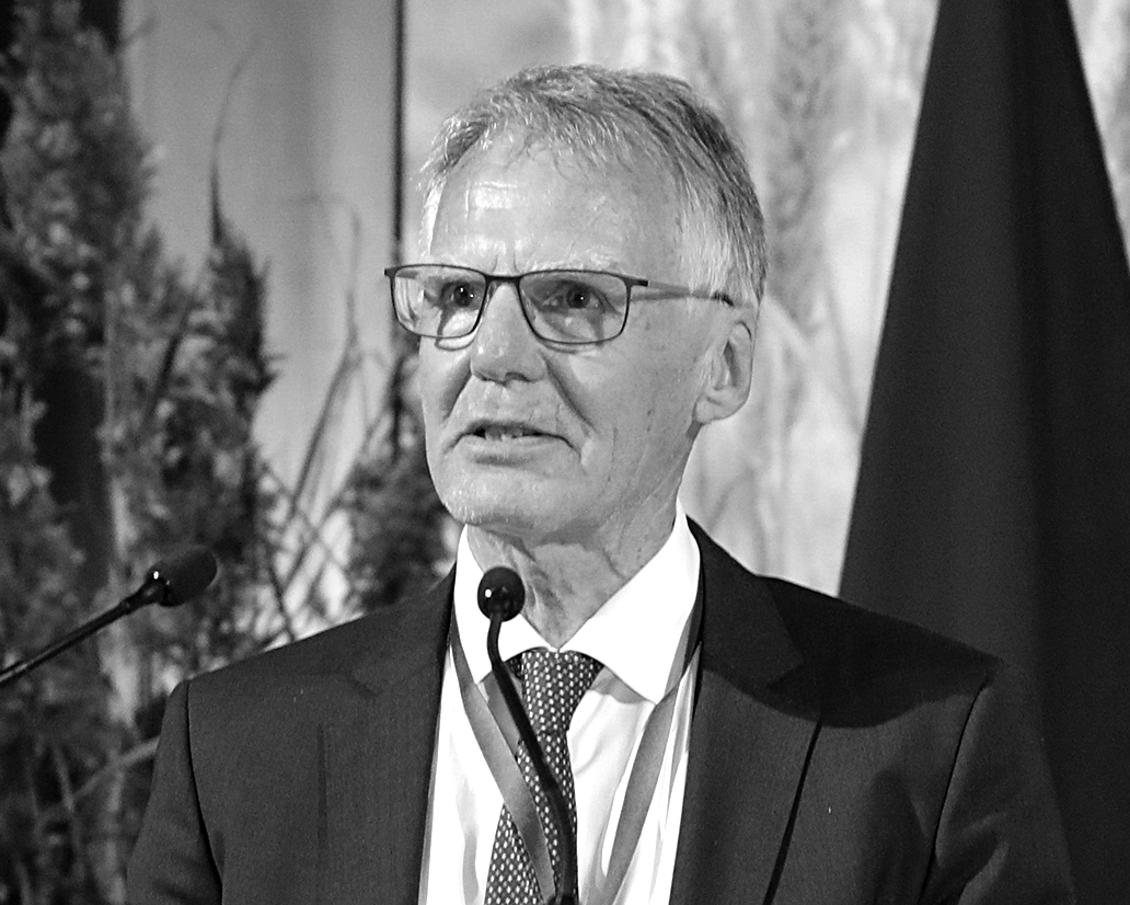 Geir Ulfstein, Oslo Universitātes <BR>Publisko un starptautisko tiesību <BR>nodaļas profesors